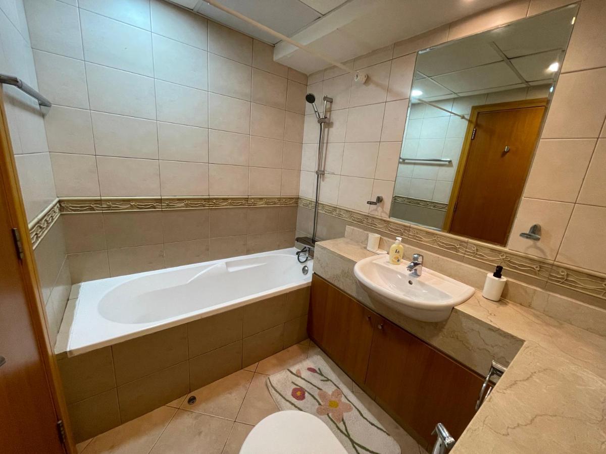 Metro Premium Location Spacious 2 Bedroom Apartment Right Next To The Metro Dubaj Kültér fotó